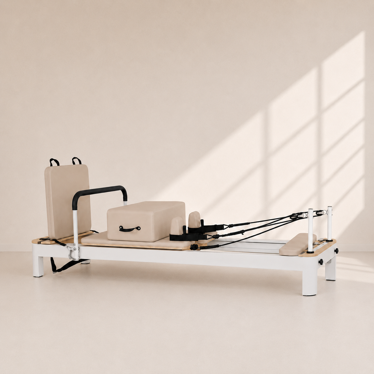 Reformer Pilates fixe en aluminium beige — Piloria Studio