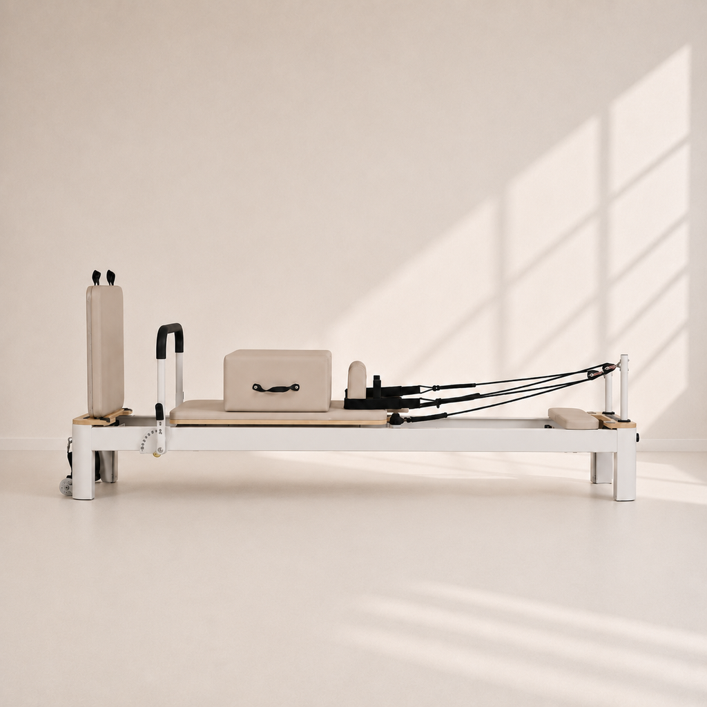 Reformer Pilates fixe en aluminium beige — Piloria Studio