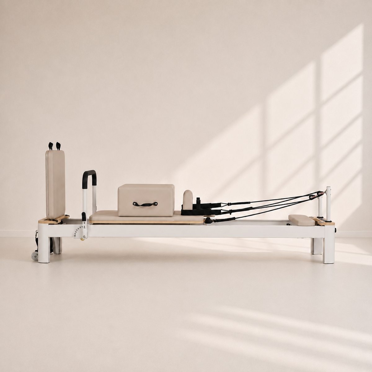 Reformer Pilates fixe en aluminium beige — Piloria Studio
