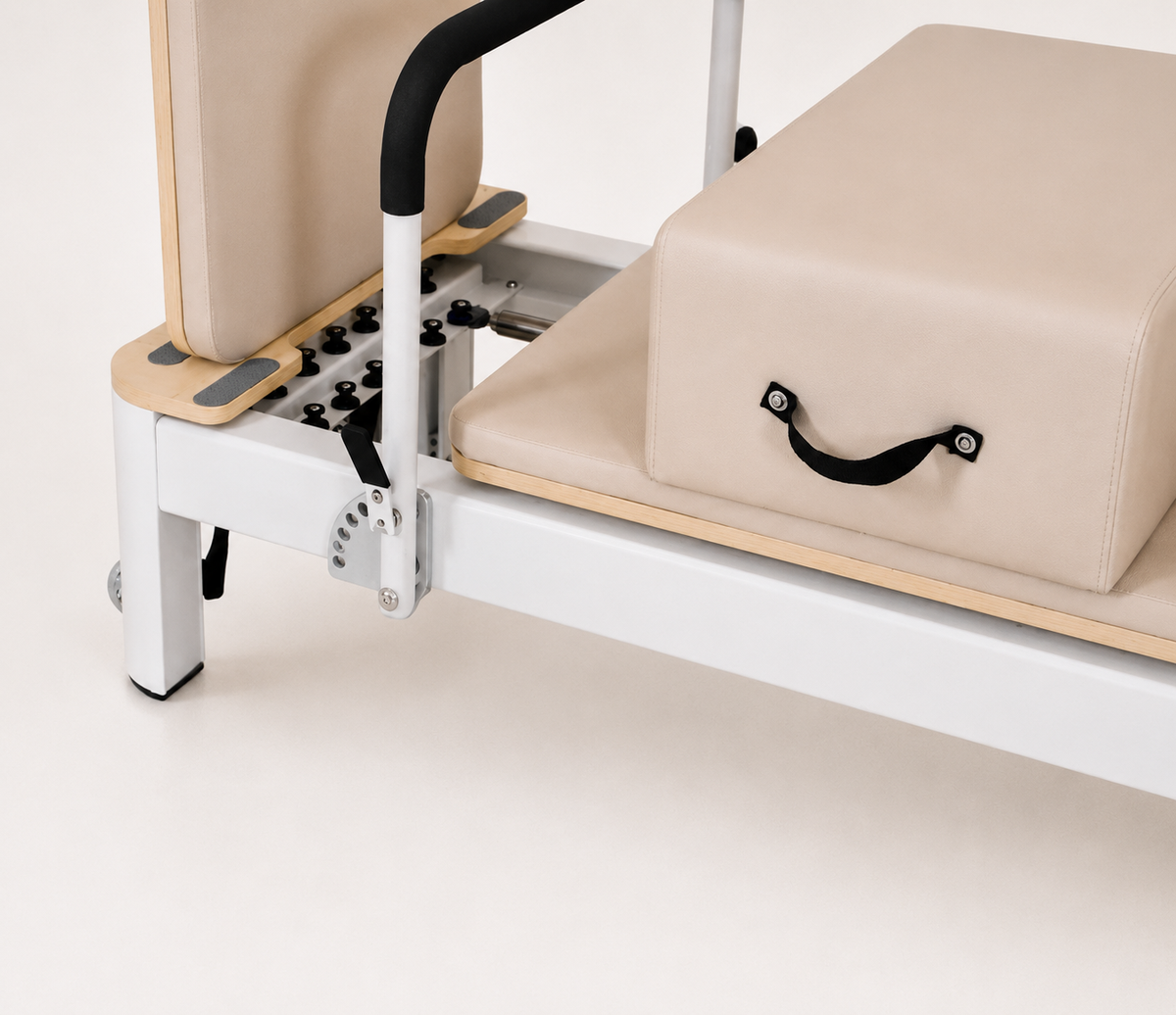 Reformer Pilates fixe en aluminium beige — Piloria Studio