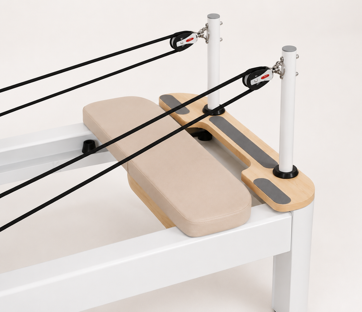 Reformer Pilates fixe en aluminium beige — Piloria Studio