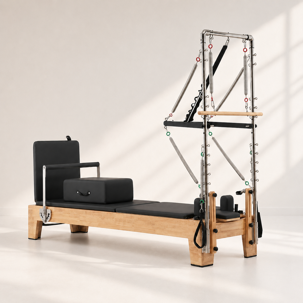 Reformer Pilates avec tour intégrée en chêne — Piloria Studio Tower