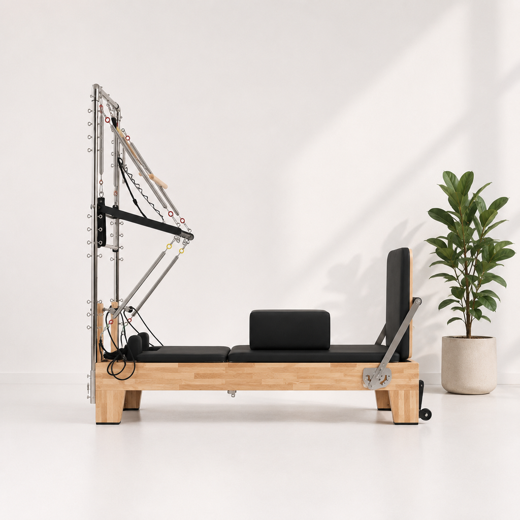 Reformer Pilates avec tour intégrée en chêne — Piloria Studio Tower