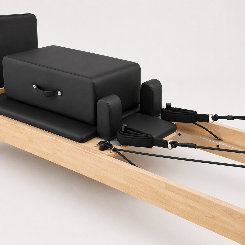 Reformer Pilates avec tour intégrée en chêne — Piloria Studio Tower